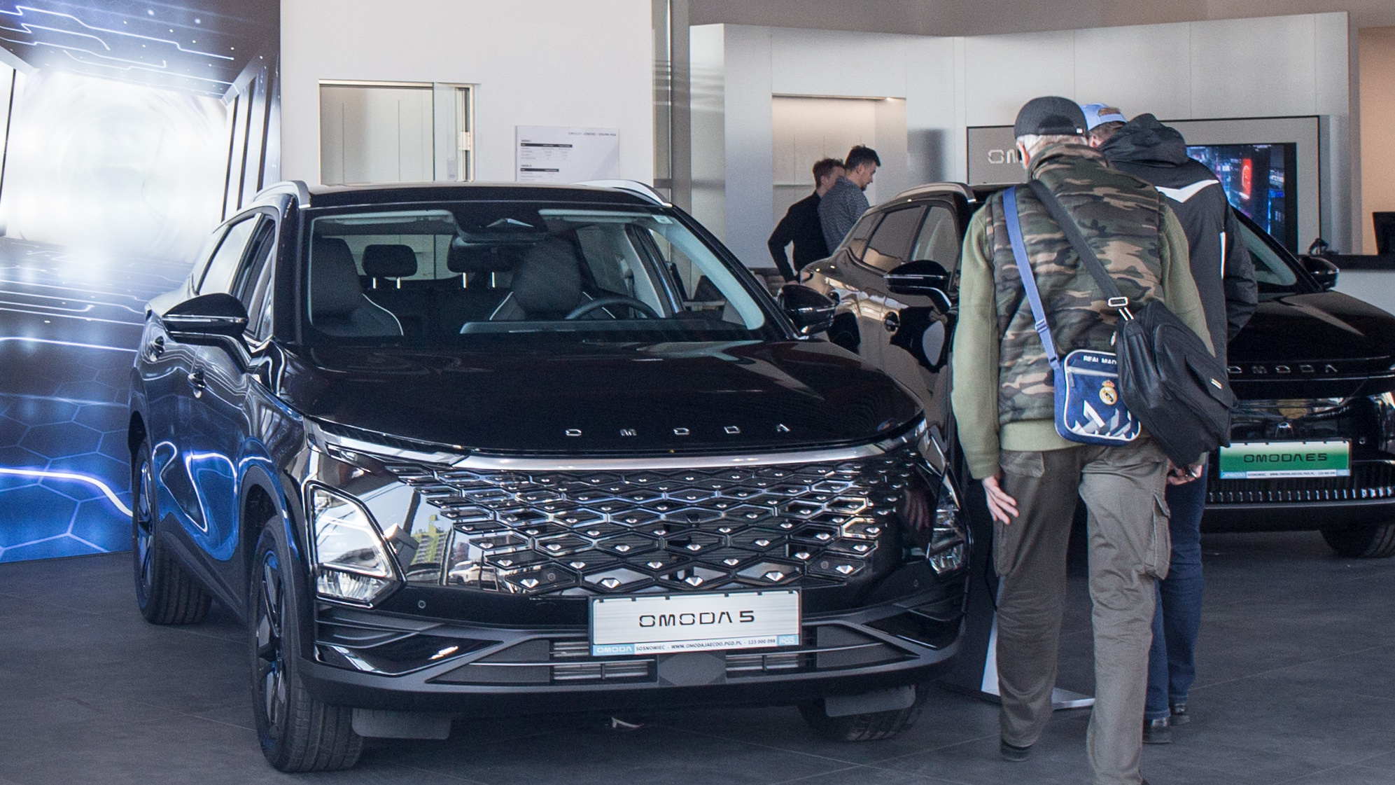 klienci w salonie samochodowym Omoda i Jaecoo Sosnowiec, modele aut