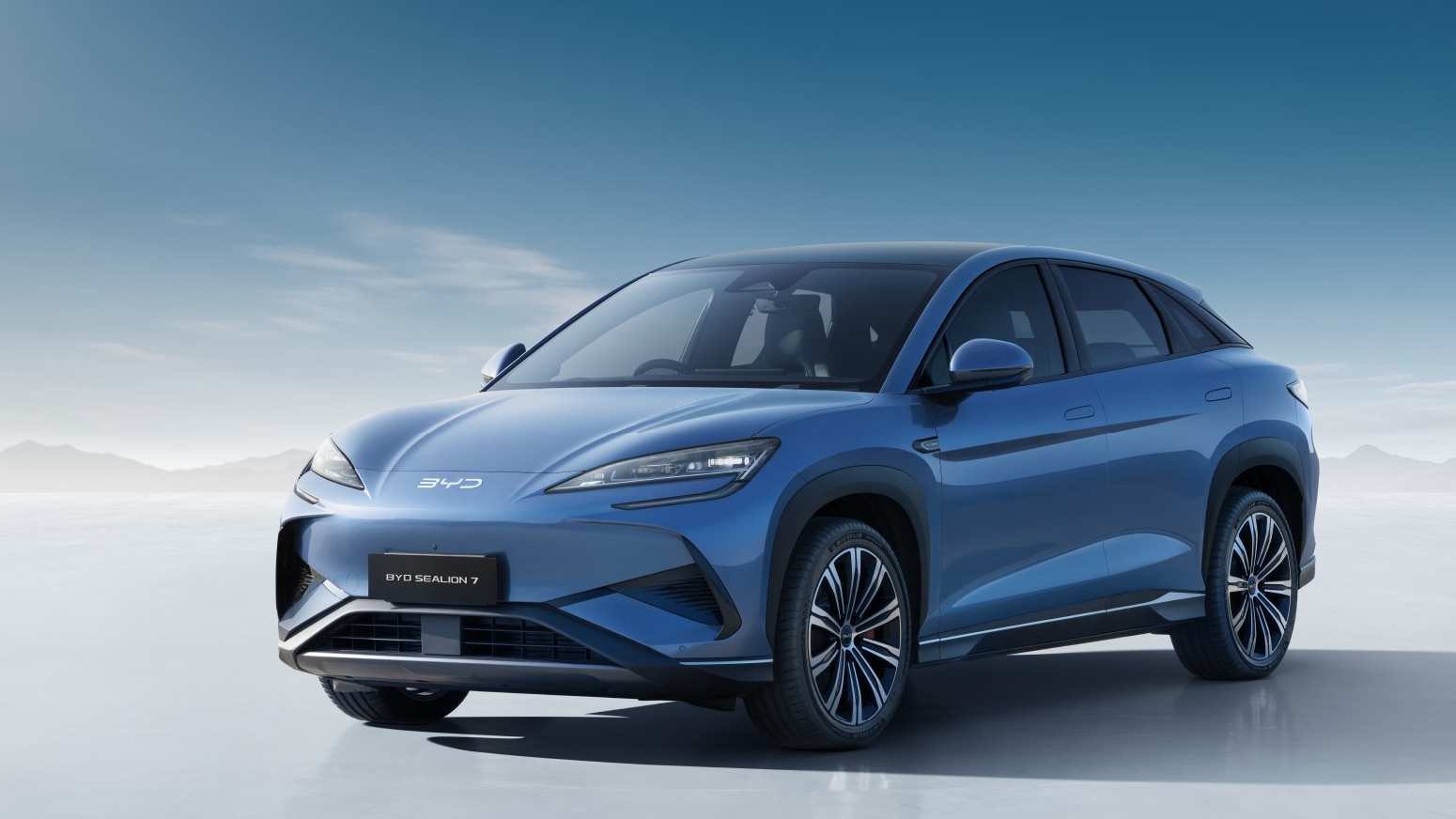 wysokiej klasy stylowy elektryczny SUV BYD Sealion 7 w kolorze niebieskim. Salon BYD w Krakowie. 