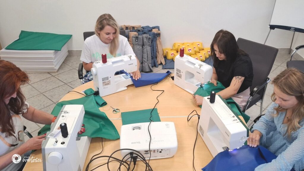 Holdingowe maszyny dla futrzaków - pracownicy przymaszynach